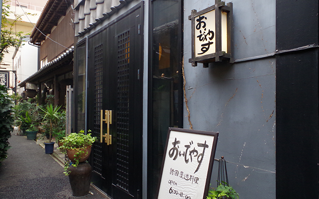 裏路地にひっそり佇むお店
