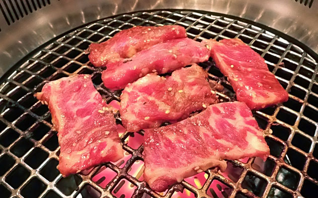 焼肉泉苑のカルビ